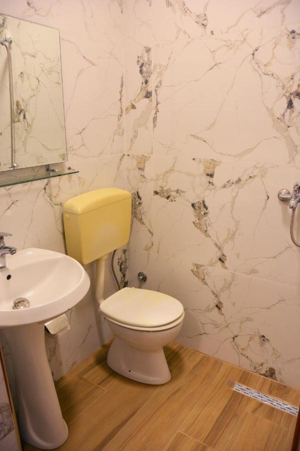 Mico'S Apartments Vlore Luaran gambar