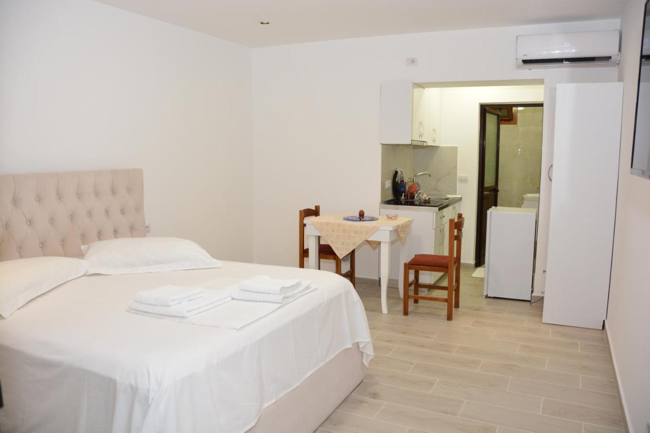 Mico'S Apartments Vlore Luaran gambar